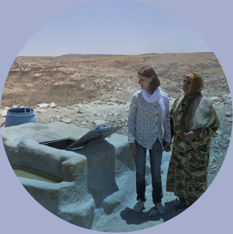 Beduinka i Polka pracująca dla Polskiej Akcji Humanitarnej stoją przy starożytnej cysternie używanej do zbierania wody deszczowej, Palestyna, 2011 rok. Fot.: PAH