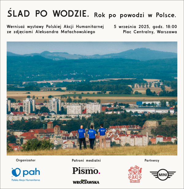 Zaproszenie na wystawę pt. "Ślad po wodzie" - rok po powodzi w Polsce. Wystawa przygotowana przez Polską Akcję Humanitarną. Wernisaż 5 września 2025, Plac Centralny Warszawa