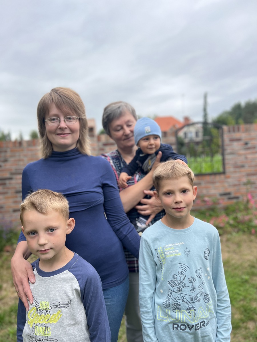 Olesia wraz z rodziną przyjechała do Polski w marcu 2022 r. Dzięki wsparciu finansowemu mogła wynająć nowe większe mieszkanie bliżej szkoły, do której chodzą jej synowie.