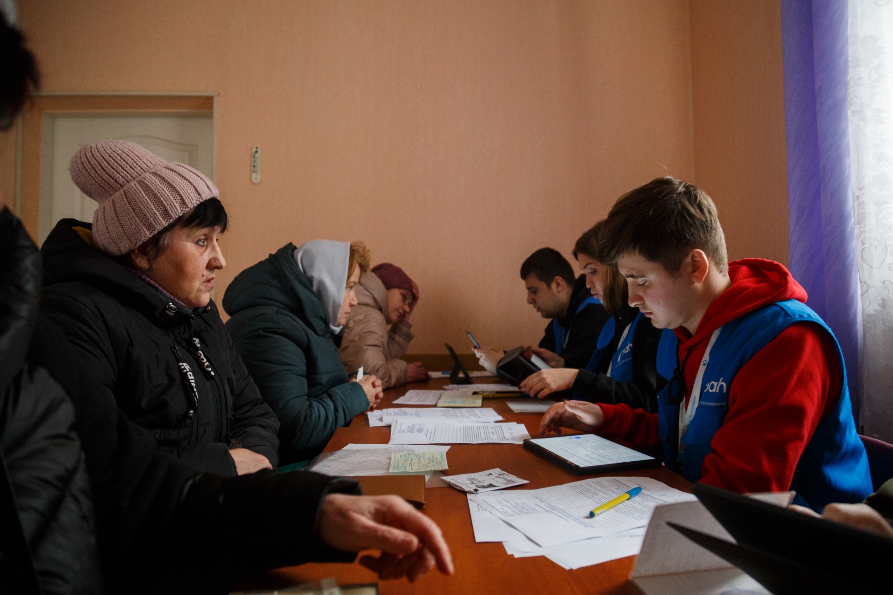 Rejestracja do programu pomocy finansowej w Cyrkunach w obwodzie charkowskim. Działanie realizowane we współpracy z Stuchting Vluchteling. Fot. Yakiv Lyashenko/PAH (19.01.2023)