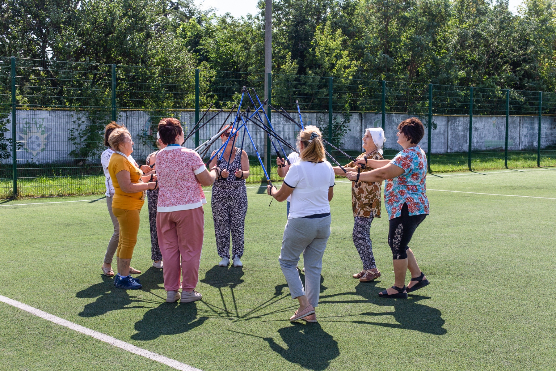 Zajęcia z nordic walking dla osób starszych w naszym centrum pomocy psychospołecznej w obwodzie kijowskim (21.08.2023)